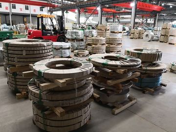 İyi bir fiyat. Cilalı Paslanmaz Çelik Şerit Bobin SS Çelik 439mm Customzied Olarak 0.8mm 2D Genişliği çevrimiçi